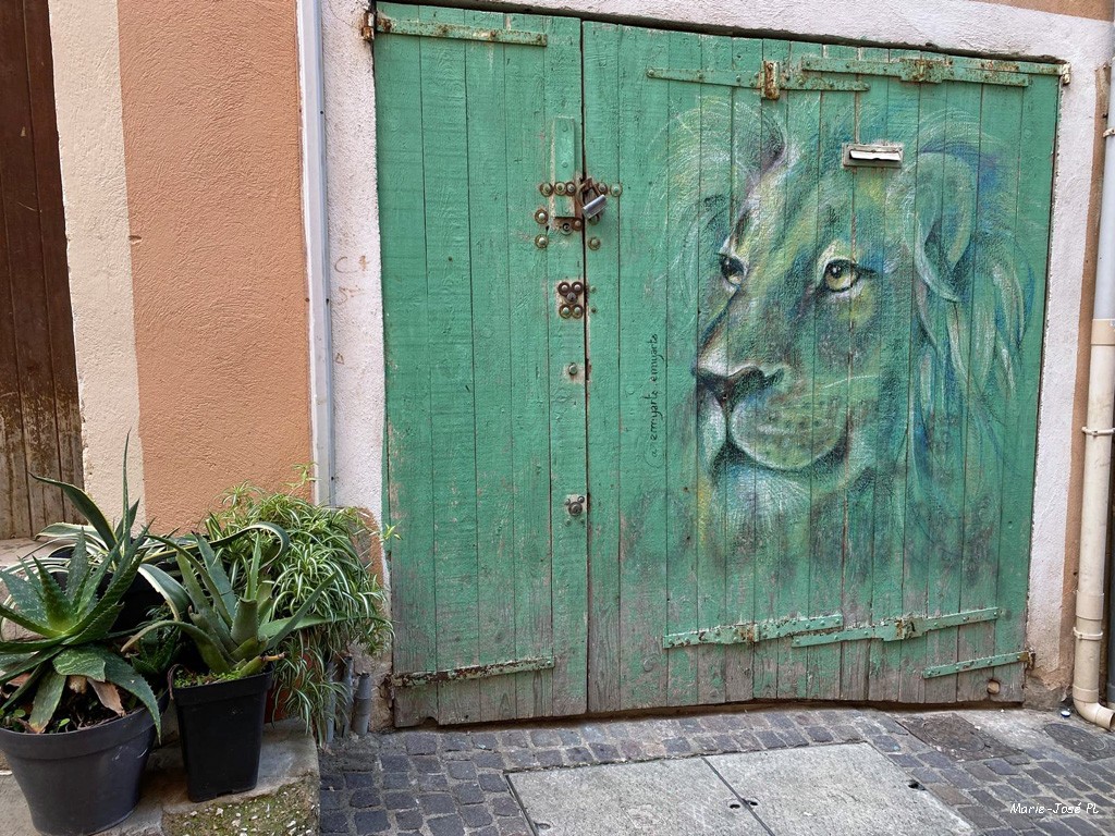 Lion sur bois vert