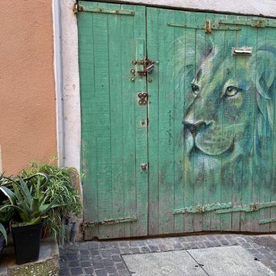 Lion sur bois vert